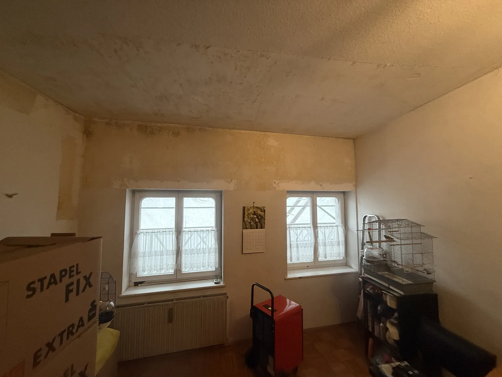 Trocknungsgerät während eines Einsatzes in einem Wohnraum