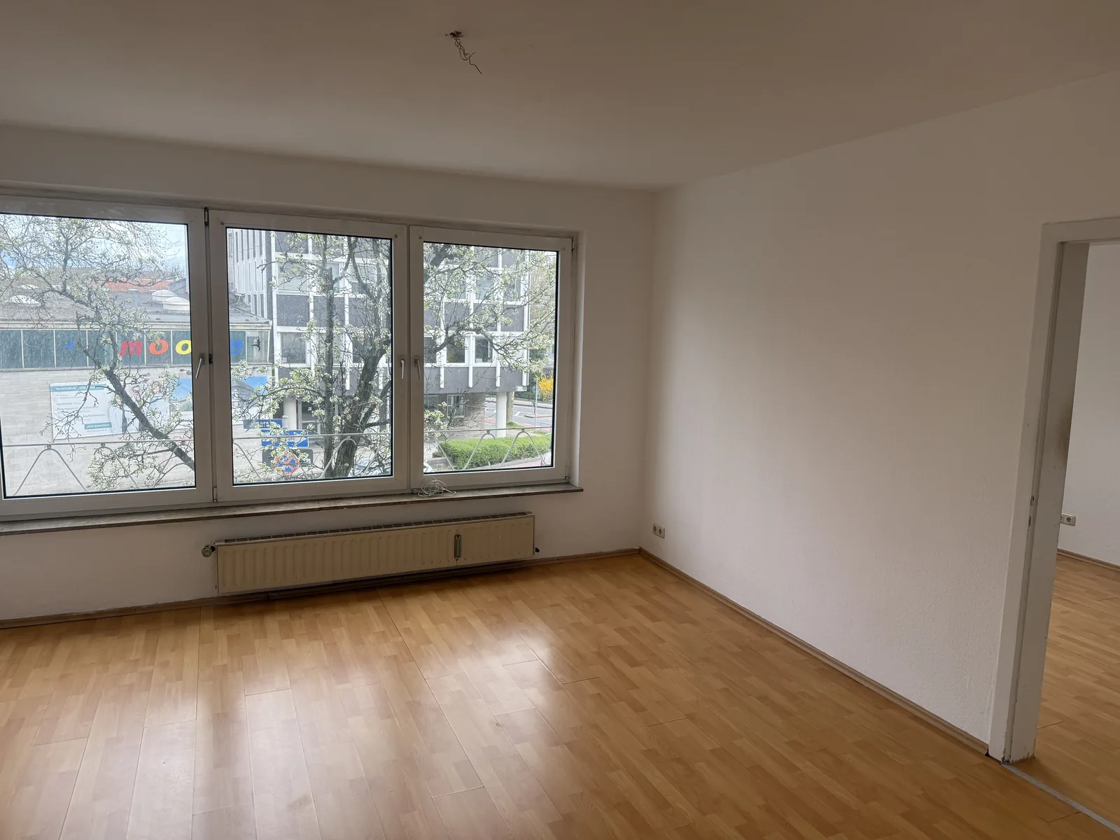 Heller gereinigter Wohnraum mit Parkettboden